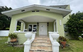 Comfy And Spacious Suite With Free Parking